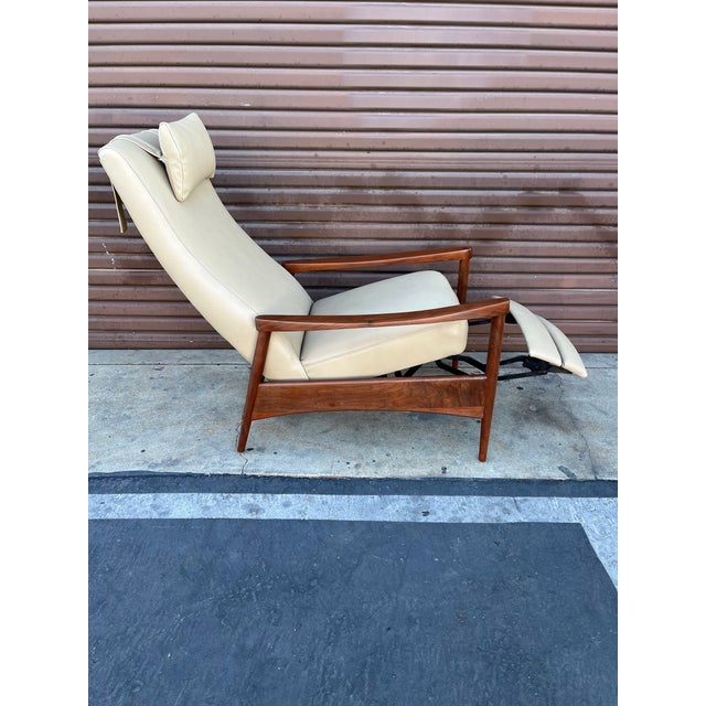 Mid-Century Modern Vintage Mid Century Modern Leather Recliner For Sale - Image 3 of 6