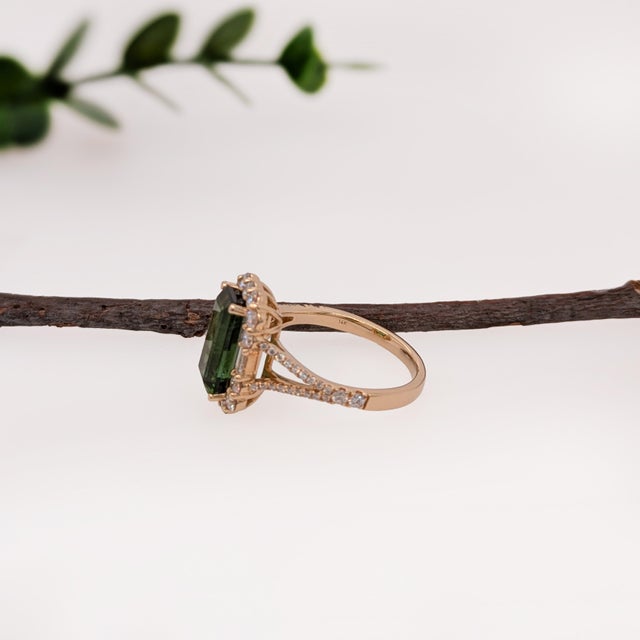 2020s 2.93cts Chrome Tourmaline Diamond Ring in 14k Gold | Emerald Cut 11x6mm, Size 6.75 For Sale - Image 5 of 7