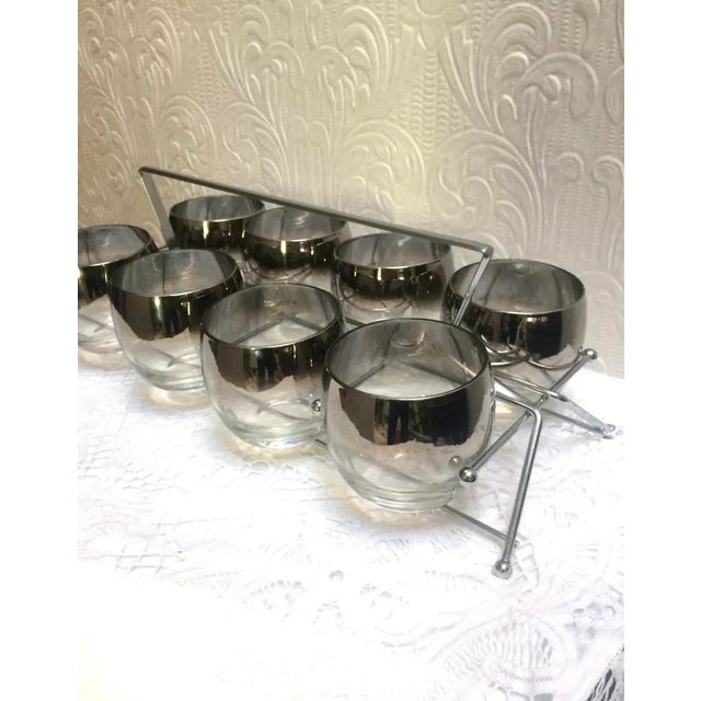 Metal 1950s Vintage Mid-Century Modern Silver Fade Dorothy Thorpe Roly Poly Glasses in Carrier - Set of 8 For Sale - Image 7 of 8