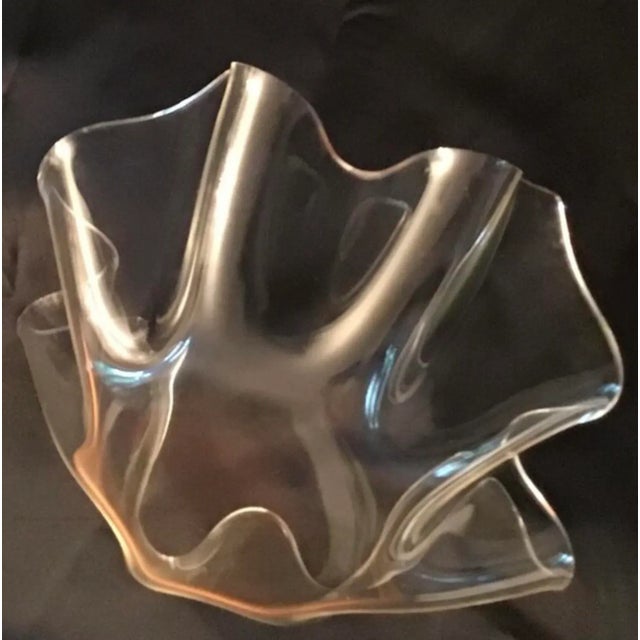 Medium size, clear Lucite Acrylic mid century modern ruffled sculptured serving bowl form the 1970's. Great decorative...