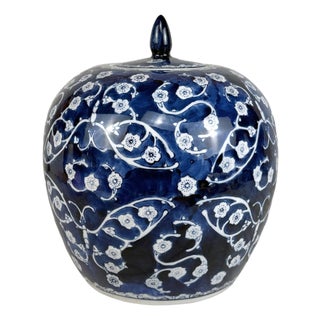 Vintage Chinese Chinoiserie Blue & White Porcelain Butterfly Floral Ginger Jar For Sale