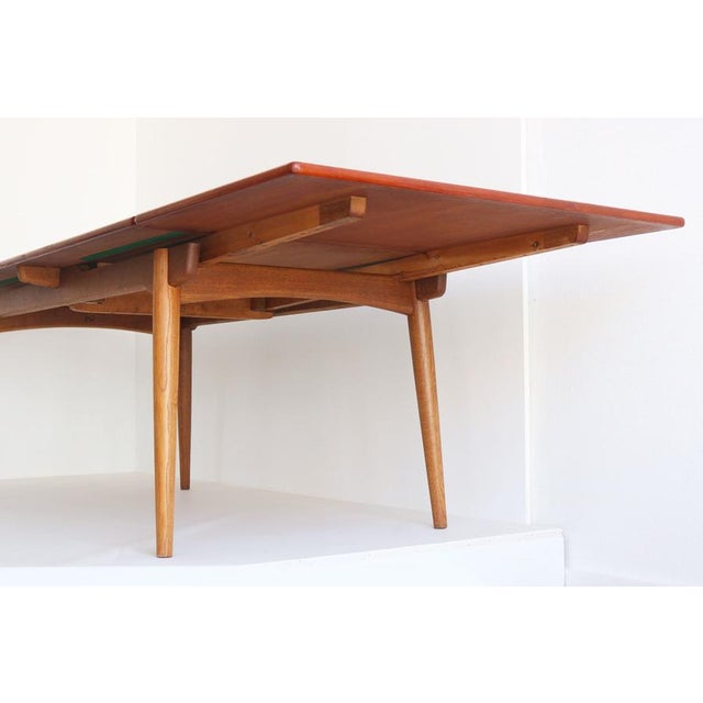 Wood Large Extendable AT-312 Dining Table in Teak and Oak by Hans J. Wegner for Andreas Tuck, 1950 For Sale - Image 7 of 14
