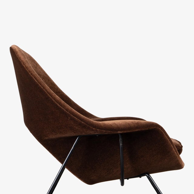 1960s Eero Saarinen Womb Chair & Ottoman in Chocolate Brown Mohair & Black Frame by Knoll For Sale - Image 5 of 12