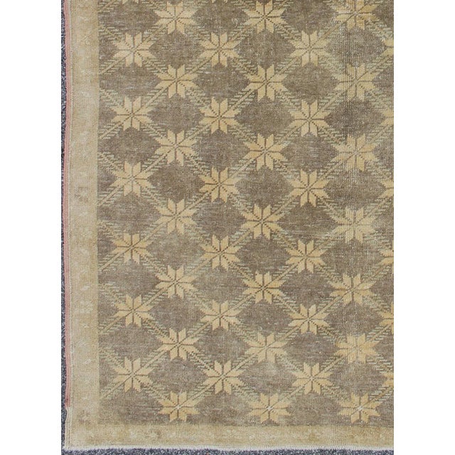 Midcentury Vintage Turkish Oushak Rug With Floral or Star Lattice Pattern For Sale - Image 4 of 8