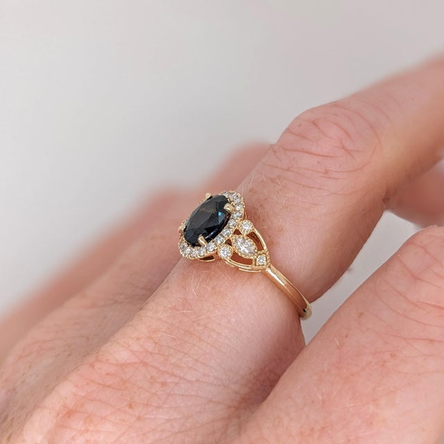 Contemporary 1.5ct Blue Sapphire Ring W Earth Mined Diamonds in Solid 14k Yellow Gold | Oval, Size 6.75 For Sale - Image 3 of 10
