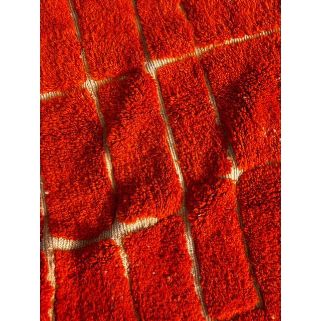 This striking Moroccan Beni Ouarain rug is a contemporary handmade piece woven by skilled Berber artisans in the Atlas...