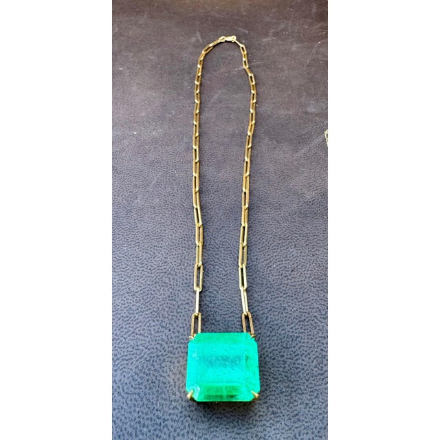 Vintage GIA Certified 20 Ct Emerald cut Colombian Emerald Necklace 18 Kt Y Gold For Sale In New York - Image 6 of 18