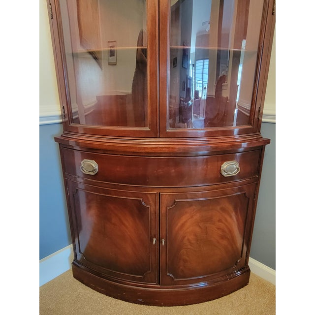 Auburn 1940s Regency Bow Front Flame Mahogany Corner Cabinet by Morganton Furniture For Sale - Image 8 of 14