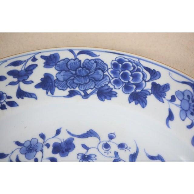 Mid 19th Century Chinese Porcelain Charger For Sale - Image 4 of 7