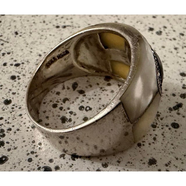 1980s Sterling Silver Mother of Pearl, Black Onyx, & Marcasite Band Ring. Size 11 For Sale - Image 4 of 6
