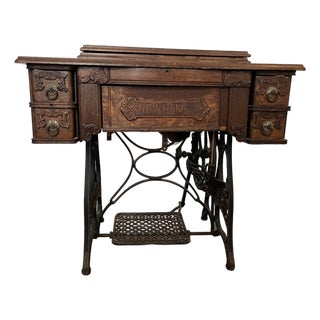Antique 1903 'New Home' Treadle Sewing Machine Series B in Oak Cabinet Working Condition For Sale