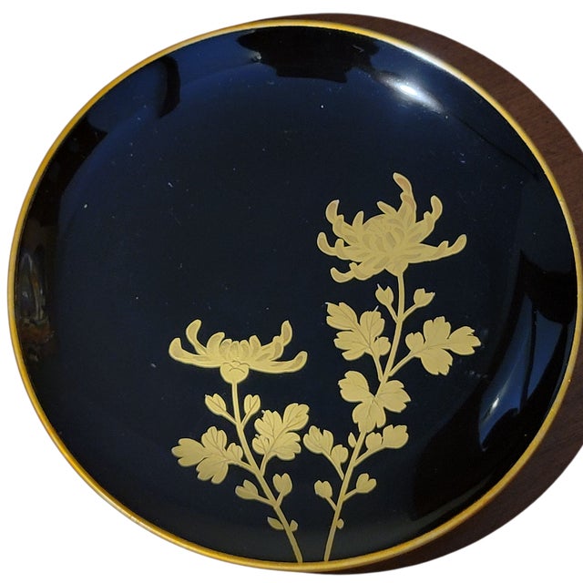 Japanese Set of Six Vintage Black Maki-E Lacquer Art Kyoto Japan Decorative Plates Hand Painted Gold Botanical Floral Patterns For Sale - Image 3 of 18