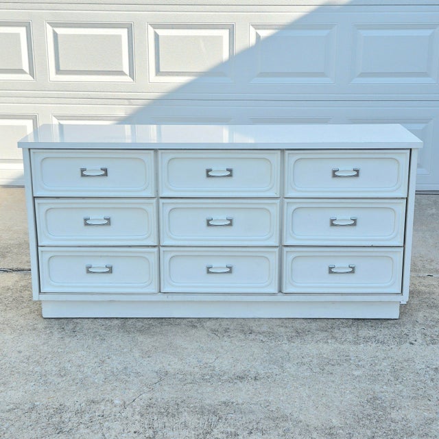 Mid-Century Modern Midcentury Modern Space Age White Laminate 9-Drawer Dresser Chrome Hardware for Restoration For Sale - Image 3 of 15