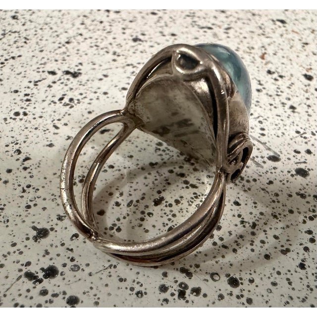 Art Deco 1990s Blue Gray Mabe Pearl Ring in Sterling 1 Inch X 3/4 Inch Vintage Size 11 For Sale - Image 3 of 7