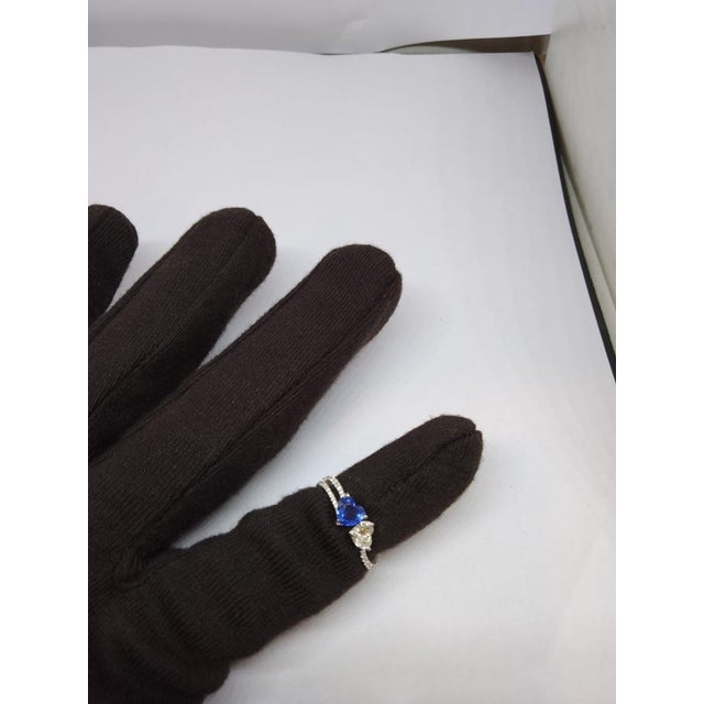 Modern 18k Gold Cocktail Ring With 0.83ct Color Stone & 0.51ct Fancy Diamonds For Sale - Image 3 of 8