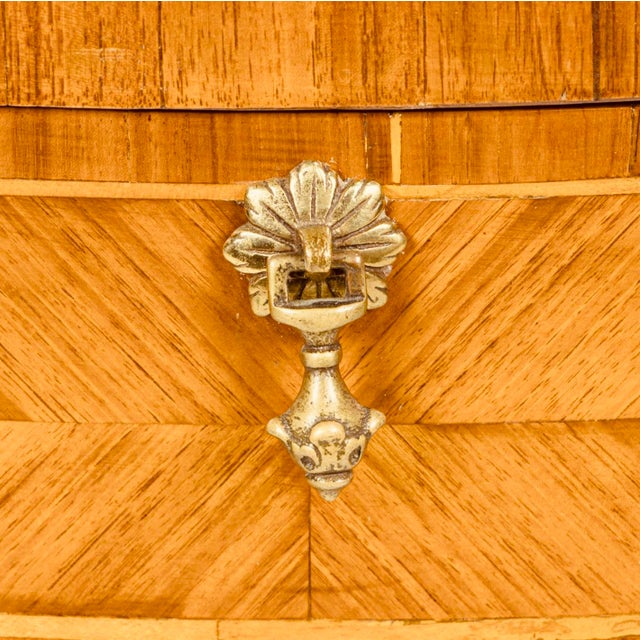 Mid-Century Modern 1970s Elegant Neoclassical Baker-Style Round Side Table With Gilt Bronze Mounts & Parquetry Top For Sale - Image 3 of 3