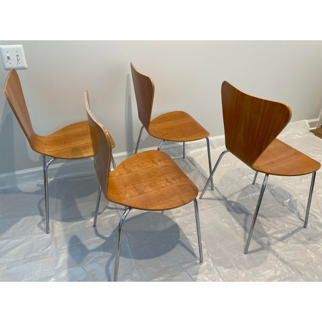 Mid-Century Modern 1970s Set of 4 Mid-Century Modern Chairs in the Style of Arne Jacobsen Series 7 For Sale - Image 3 of 12