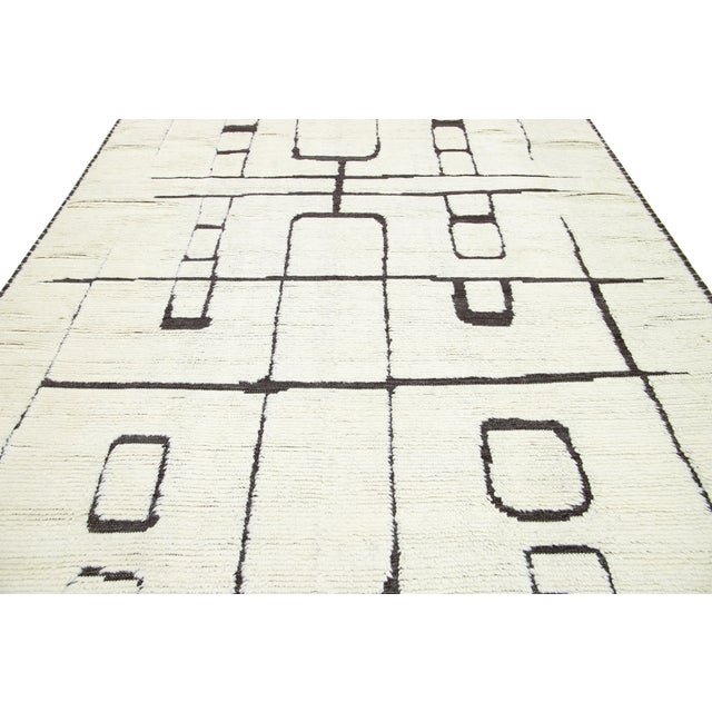 Modern Designed Moroccan Wool Rug in Ivory and Gray For Sale - Image 10 of 10