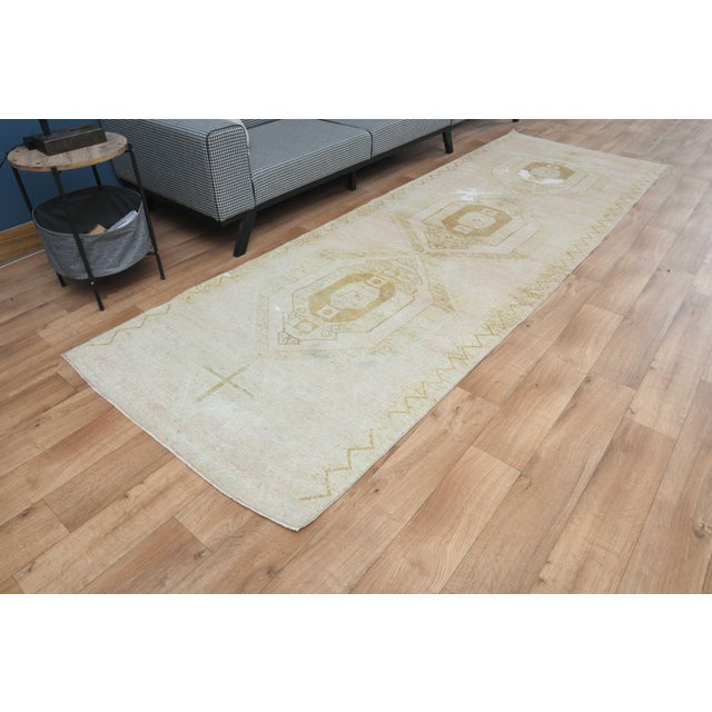 1970s 1970s Vintage Handmade Wool Cotton Turkish Beige Area Rug For Sale - Image 5 of 11