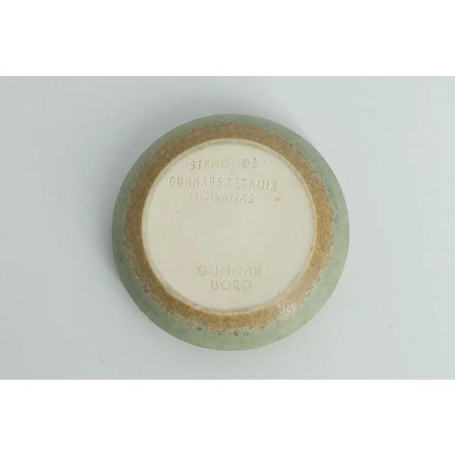 Small Mid-Century Scandinavian Modern Collectible Sand Brown Stoneware Bowls by Gunnar Borg for Gunnars Keramik Höganäs, 1960s, Set of 2 For Sale - Image 6 of 7