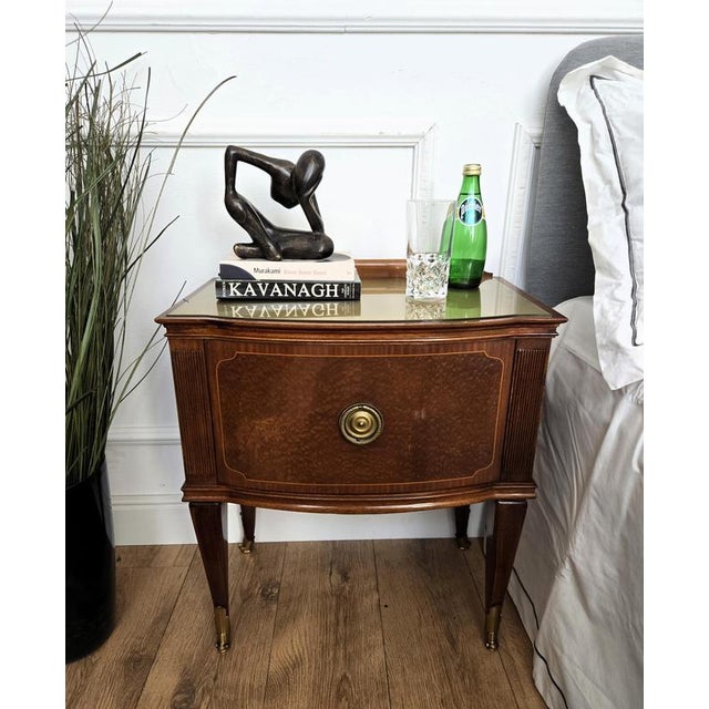 Mid-Century Italian Art Deco Style Nightstands in Walnut with Glass Tops, 1950s, Set of 2 For Sale - Image 3 of 11
