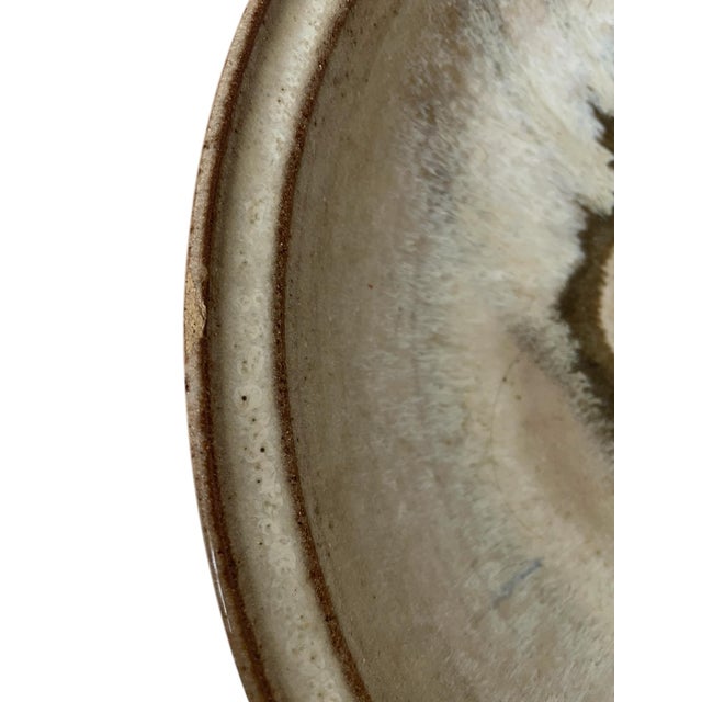 1970s Marguerite Rost Studio 13” Ceramic Serving Bowl California MCM Tan White Gray For Sale - Image 5 of 6