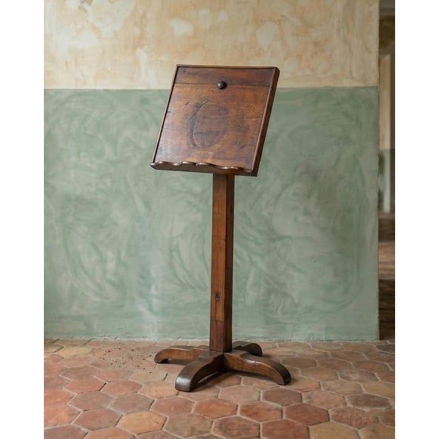 Lovely reading table/book stand offering versatile possibilities. Ideal as a side table or a dedicated reading table...