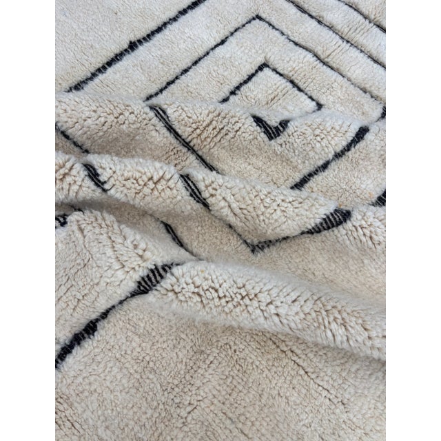 White Minimal Moroccan Wool Rug With Graphic Line For Sale - Image 8 of 8