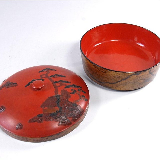 Japanese Round Hand-Painted Lacquered Lidded Box, 1890s For Sale - Image 4 of 10