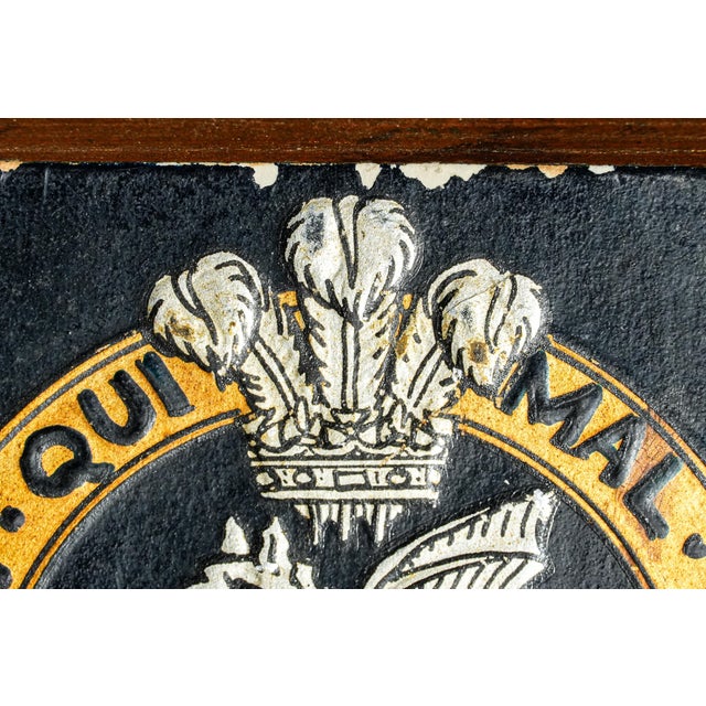 English Fantastic 1st Batalion Queen's Regiment Antique British Military Plaque Shield Wall Decor Militaria For Sale - Image 3 of 9