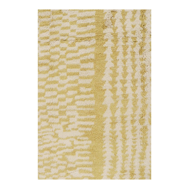 Moroccan Rug & Kilim’s Moroccan Style Rug in Gold & White Geometric Pattern, High Pile For Sale - Image 3 of 7