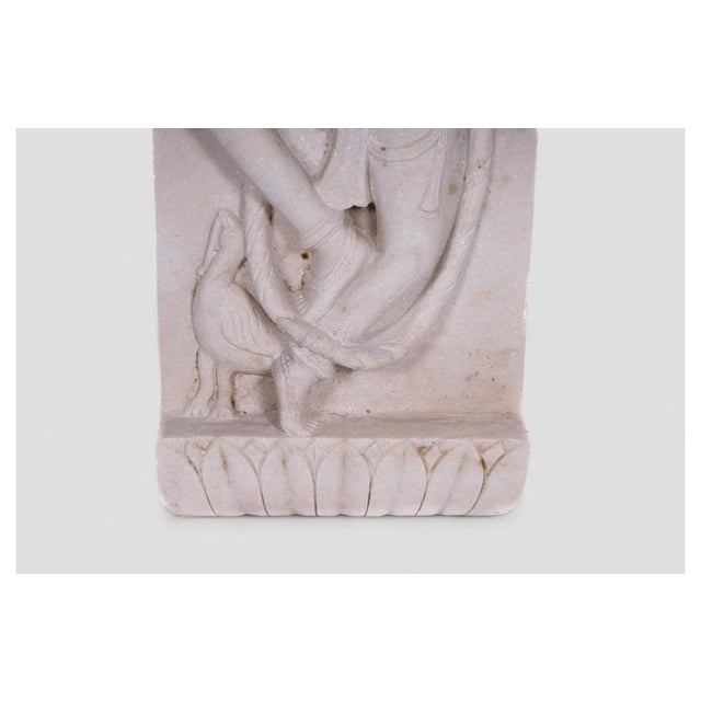 Hindu Sculpture of the Goddess Lakshmi in Marble For Sale - Image 6 of 7