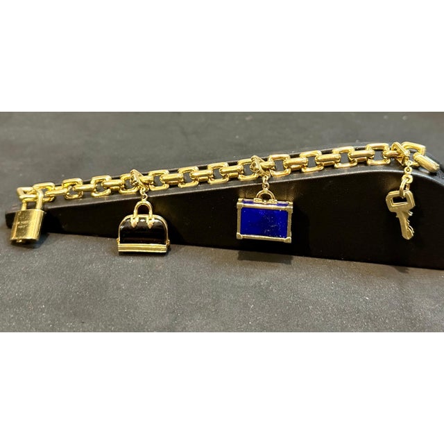 French Louis Vuitton Padlock & Keys+ Two Bags Charm Yellow Gold Bracelet 125.7 Gm 18 KG For Sale - Image 3 of 18