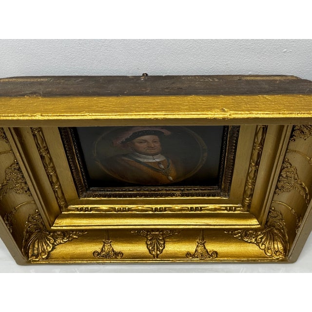 Renaissance Antique English Portrait King Henry VIII Wearing the Badge of the Order of the Garter After Hans Holbein – Oil Painting on Panel, Circa 1750 For Sale - Image 3 of 9