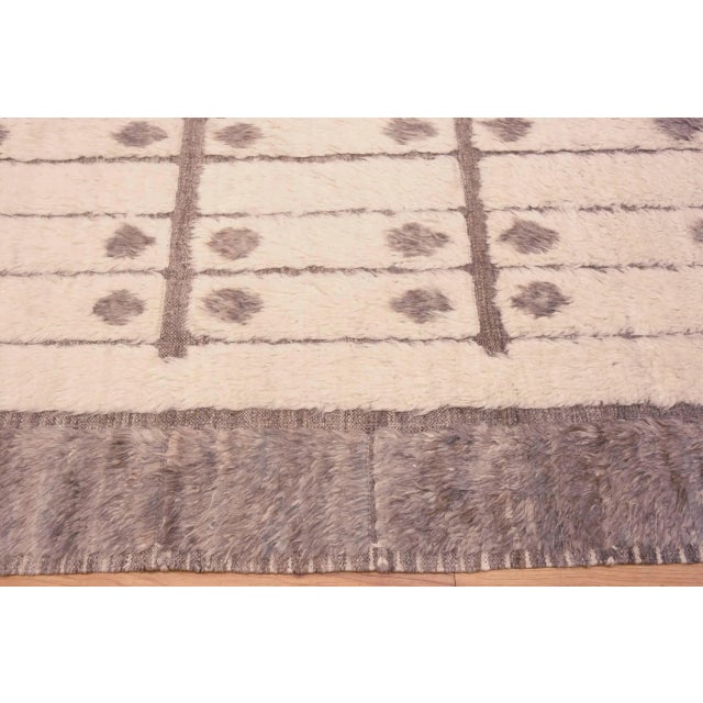 Nazmiyal Collection Modern Area Rug For Sale In New York - Image 6 of 8