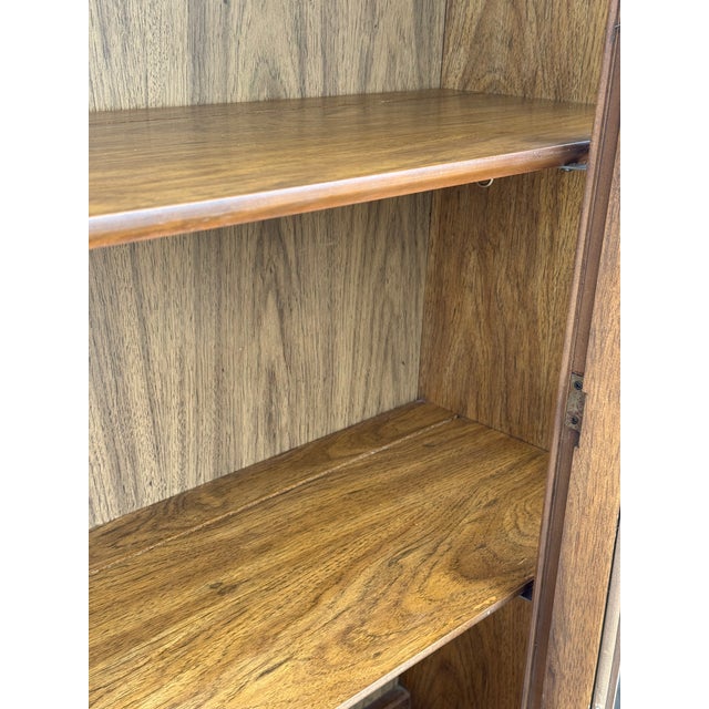 Wood C. 1972 Mid Century Modern China Cabinet W/ Etched Geometric Glass, Carved Accents, Brutalist Pulls For Sale - Image 7 of 12