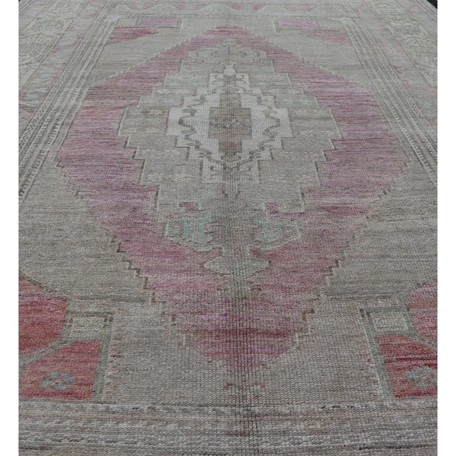 Textile Mid 20th Century Vintage Turkish Oushak Rug With Layered Medallion Design in Light Pink and Cream For Sale - Image 7 of 13