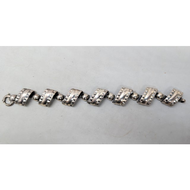 Napier Vintage 1950s Signed Napier Modernist Silvertone Scroll Link Bracelet For Sale - Image 4 of 9