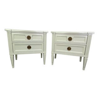 Pair of American of Martinsville Transitional Nightstands in Off-White Lacquer With Brass Hardware, C. 1970s For Sale