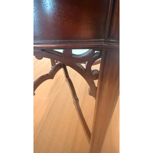 Brass Late 20th Century Kindel Winterthur Mahogany Drop-Leaf Pembroke Table With Drawer For Sale - Image 8 of 14