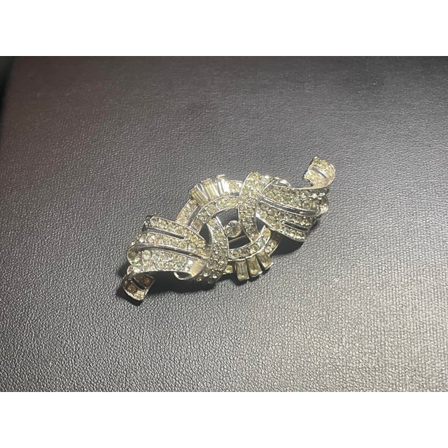 Trifari Alfred Philippe Crown Trifari Art Deco Rhodium Plated Bow Pin (1940s) For Sale - Image 4 of 9