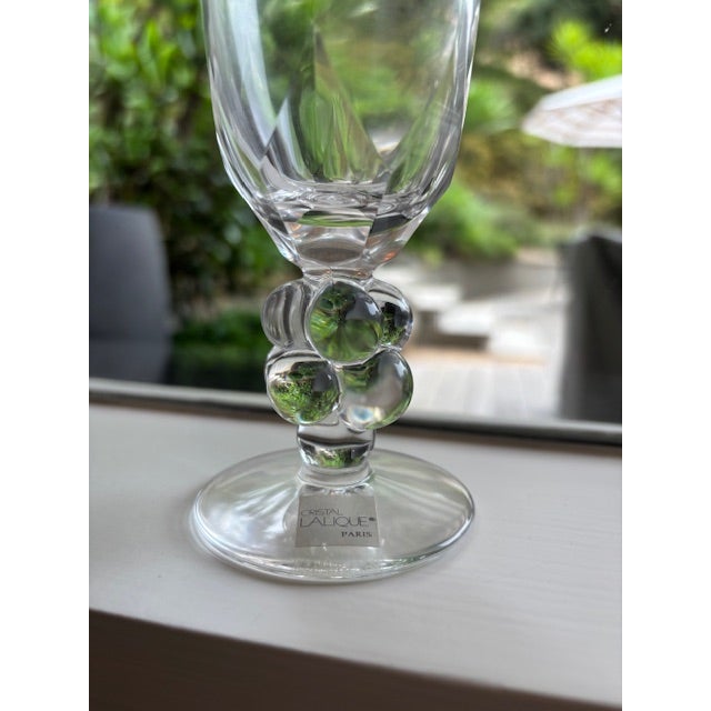 French 1950s Lalique Clos Vougeot Champgane Flutes- Set of 12 For Sale - Image 3 of 8