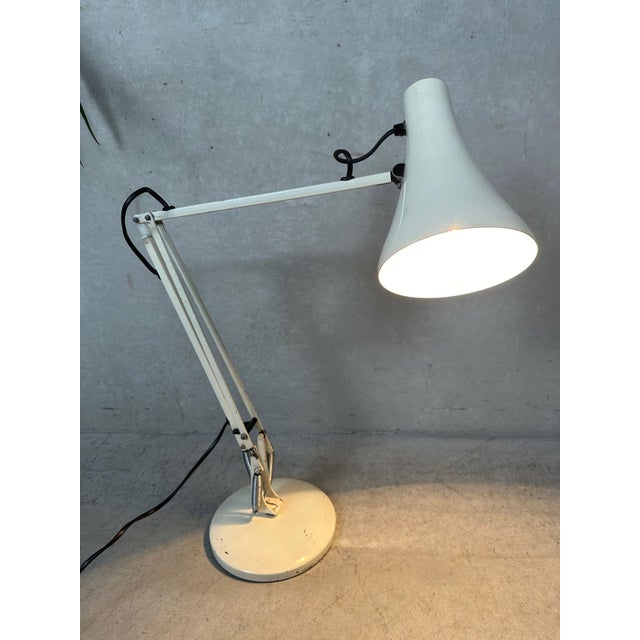 Original Anglepoise Model 90 desk lamp. Designed by George Carwardine for Herbert Terry and Sons. Infinitely adjustable in...