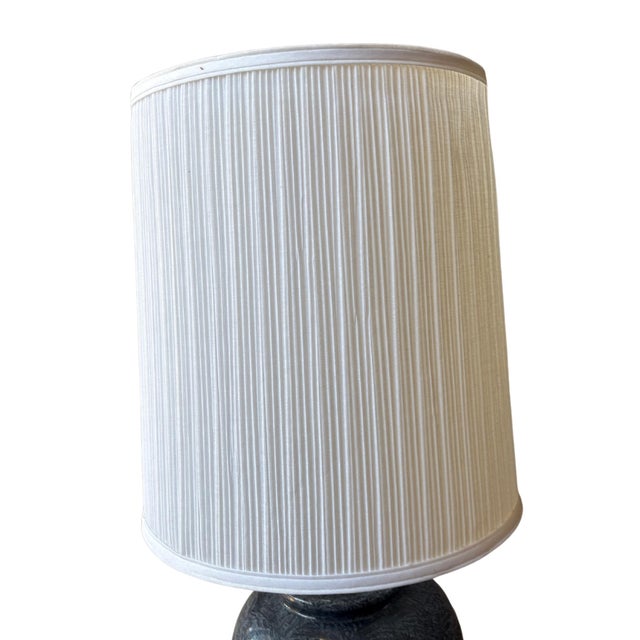 1970s Vintage Alys Textured Blue Ceramic Table Lamp With Brass Base, 1970s Mid-Century Modern For Sale - Image 5 of 10