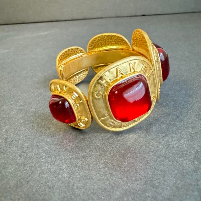 1980s Chanel Red Gripoix Cabachon Glass Bracelet Vintage Gold Tone Cuff For Sale - Image 5 of 11