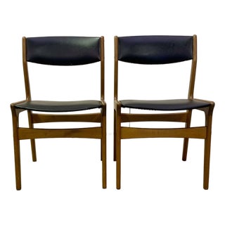 A Pair of Mid Century Modern Chair Attributed to Erik Buch For Sale