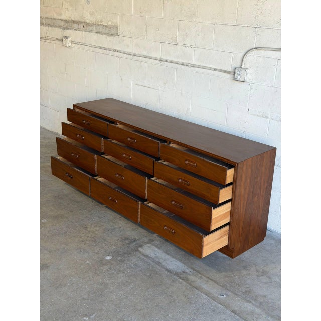 In Style of Jack Cartwright for Founders Furniture Walnut Lowboy 12-Drawer Dresser Mid-Century Modern For Sale - Image 4 of 11
