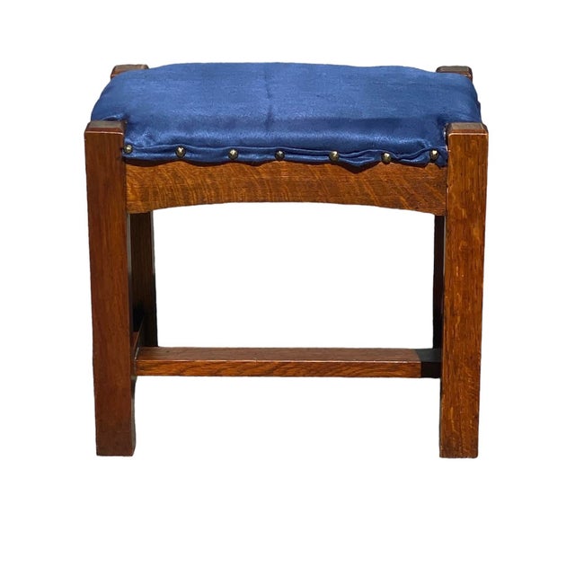 Bay Colony Antiques is proud to offer for sale this fantastic early 20th century antique Arts & Crafts / Mission Oak...