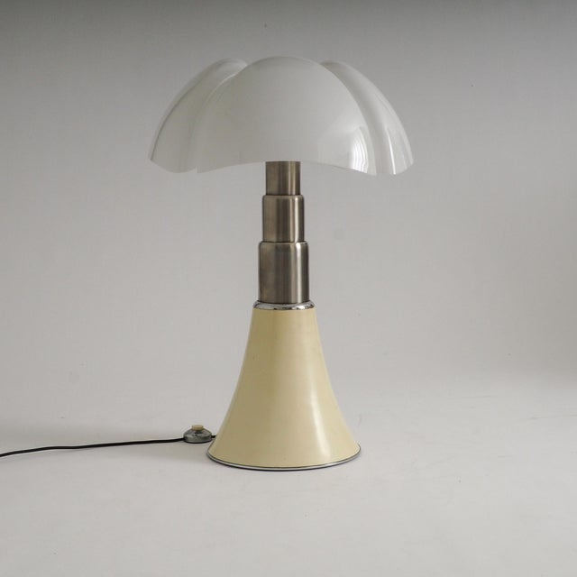 Cream Vintage Pipistrelle Table Lamp by Gae Aulenti for Martinelli Luce, 1970s For Sale - Image 8 of 17