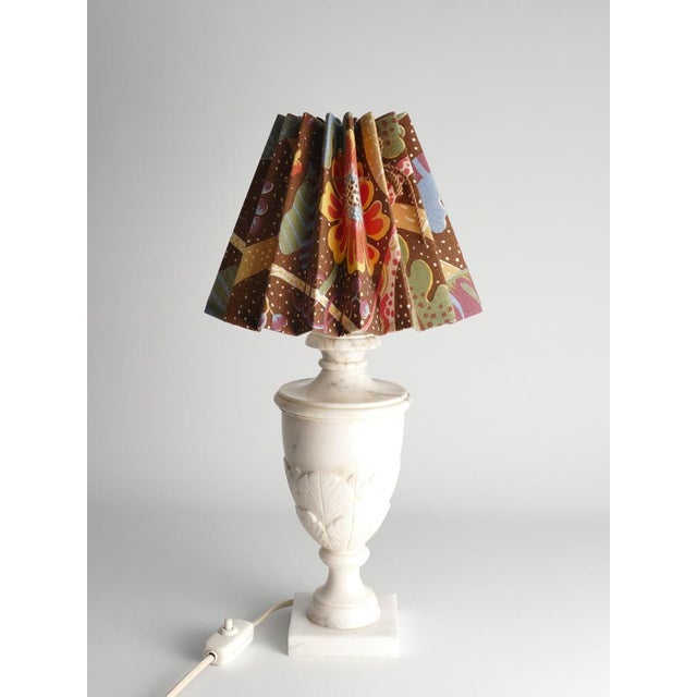 Stone Neoclassical White Florentine Alabaster Table Lamp with Leaf Relief, Italy For Sale - Image 7 of 18
